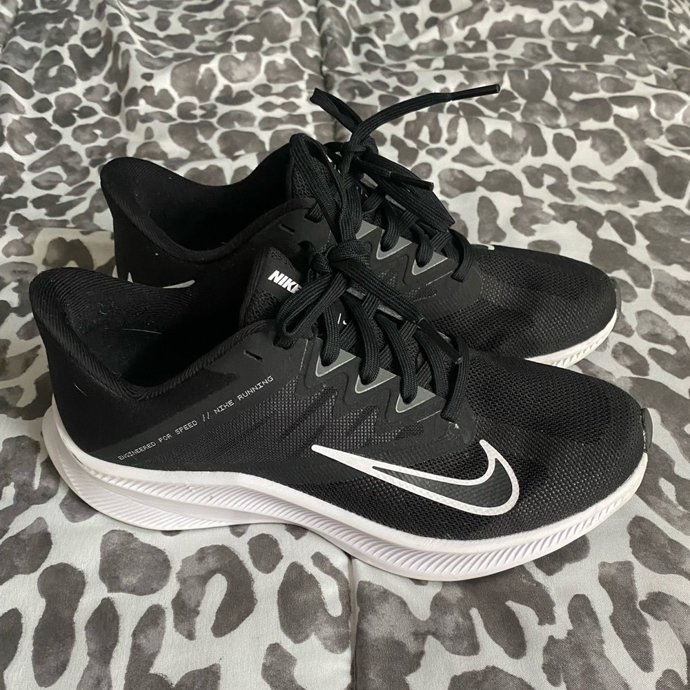 Nike Quest 3 running shoes size 6, like new